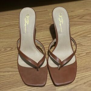 Olivia brown heels !